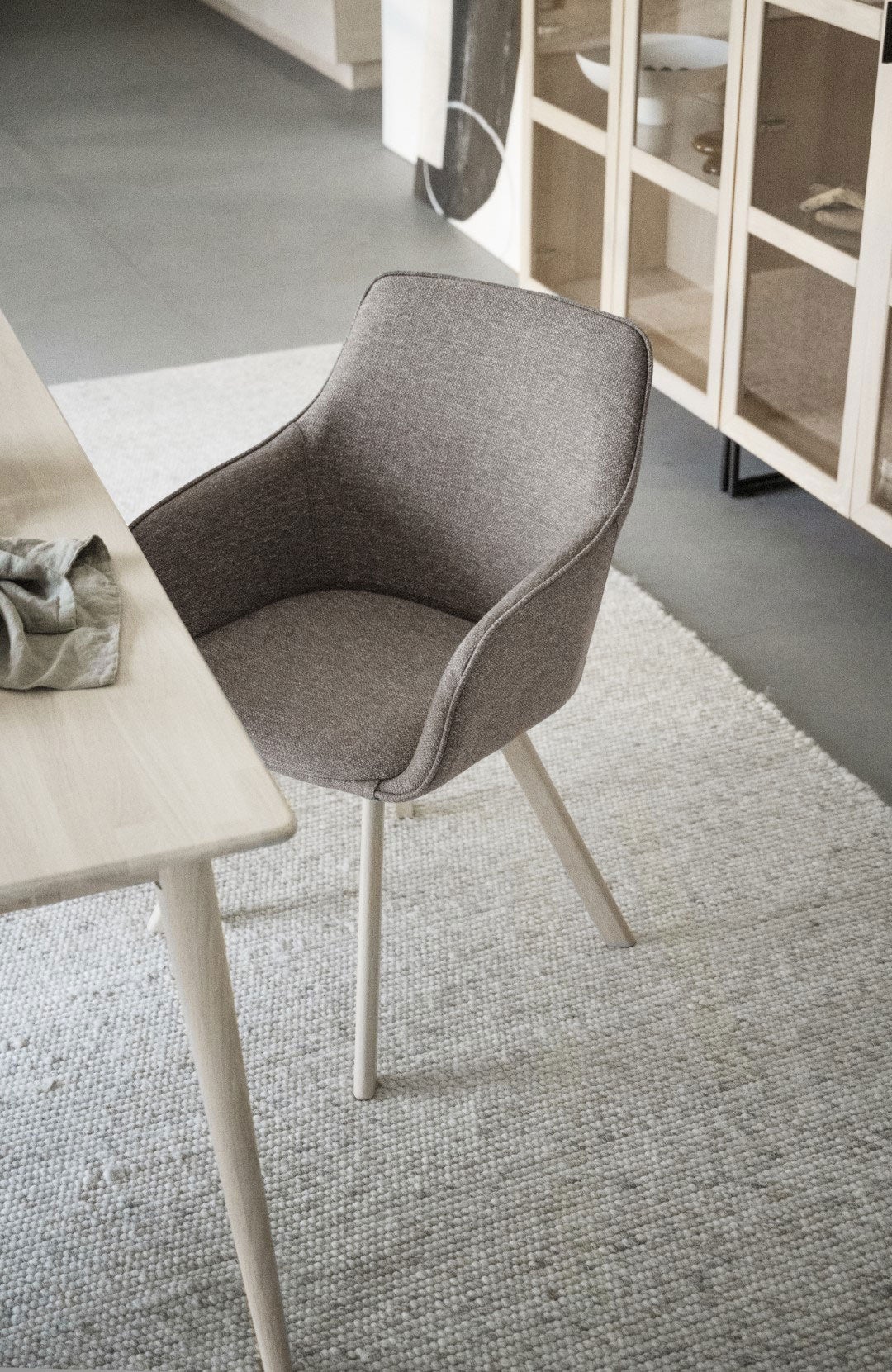 117885_b_mb_ALISON_chair_with_lacquered_wooden_legs_01_EXPra_L