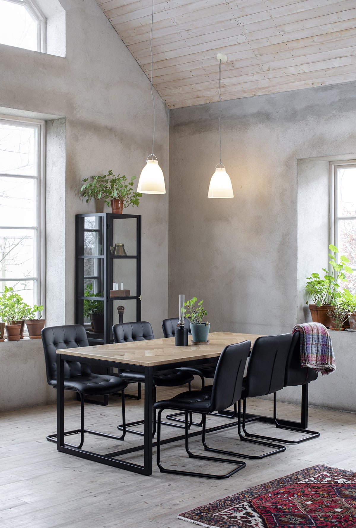 Frank-Stol-Svart-FIshbone-Matbord