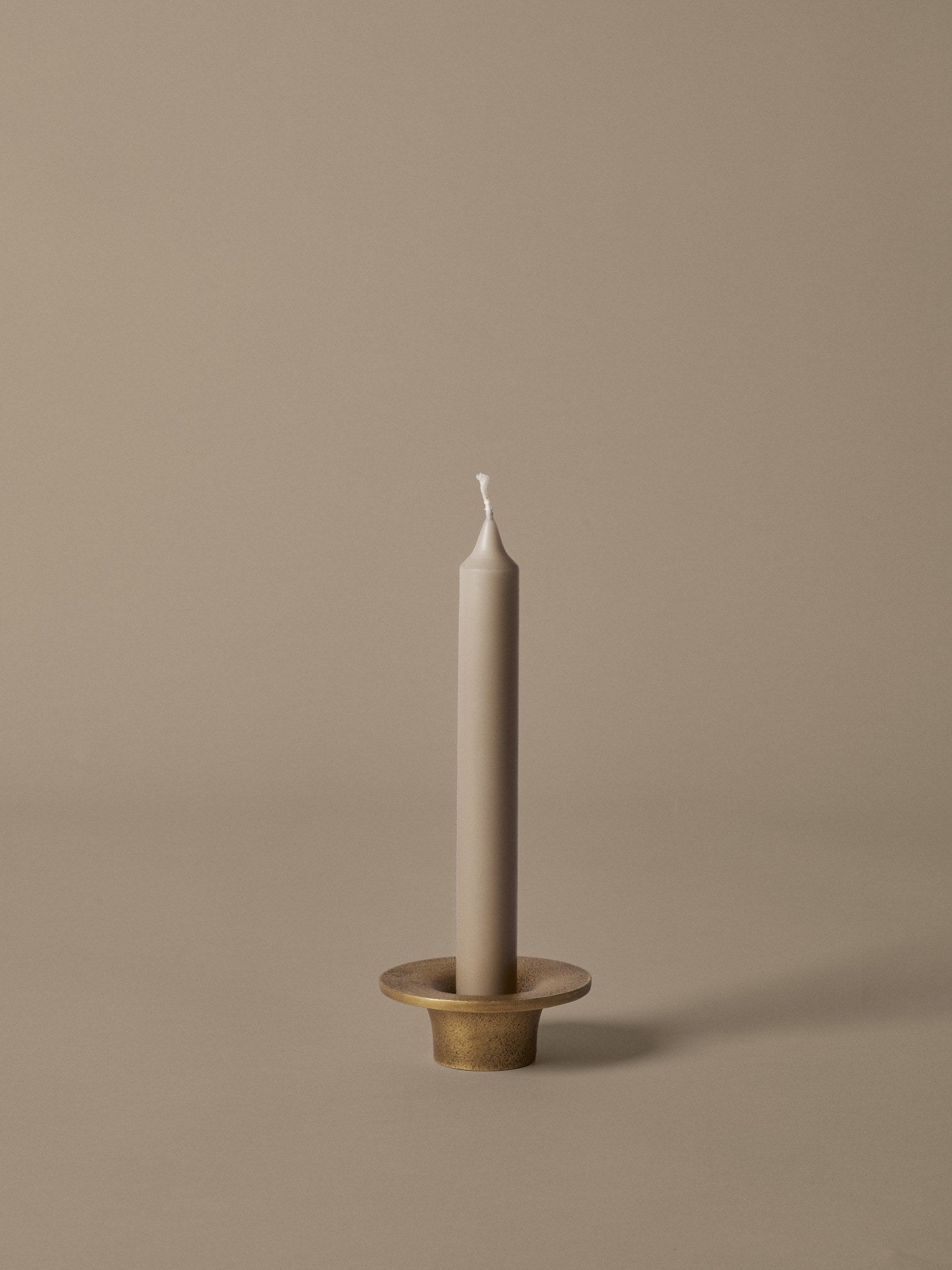 Ferm-Living-Soothe-Candle-Holder-Brass-Finish-1987-miljo-1