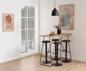 Fire Finch Barpaller i stoffet Preston Antracit som står rundt om et rektangulært barborde i træ. Barbordet er dekoreret med porcelæn og en vase.