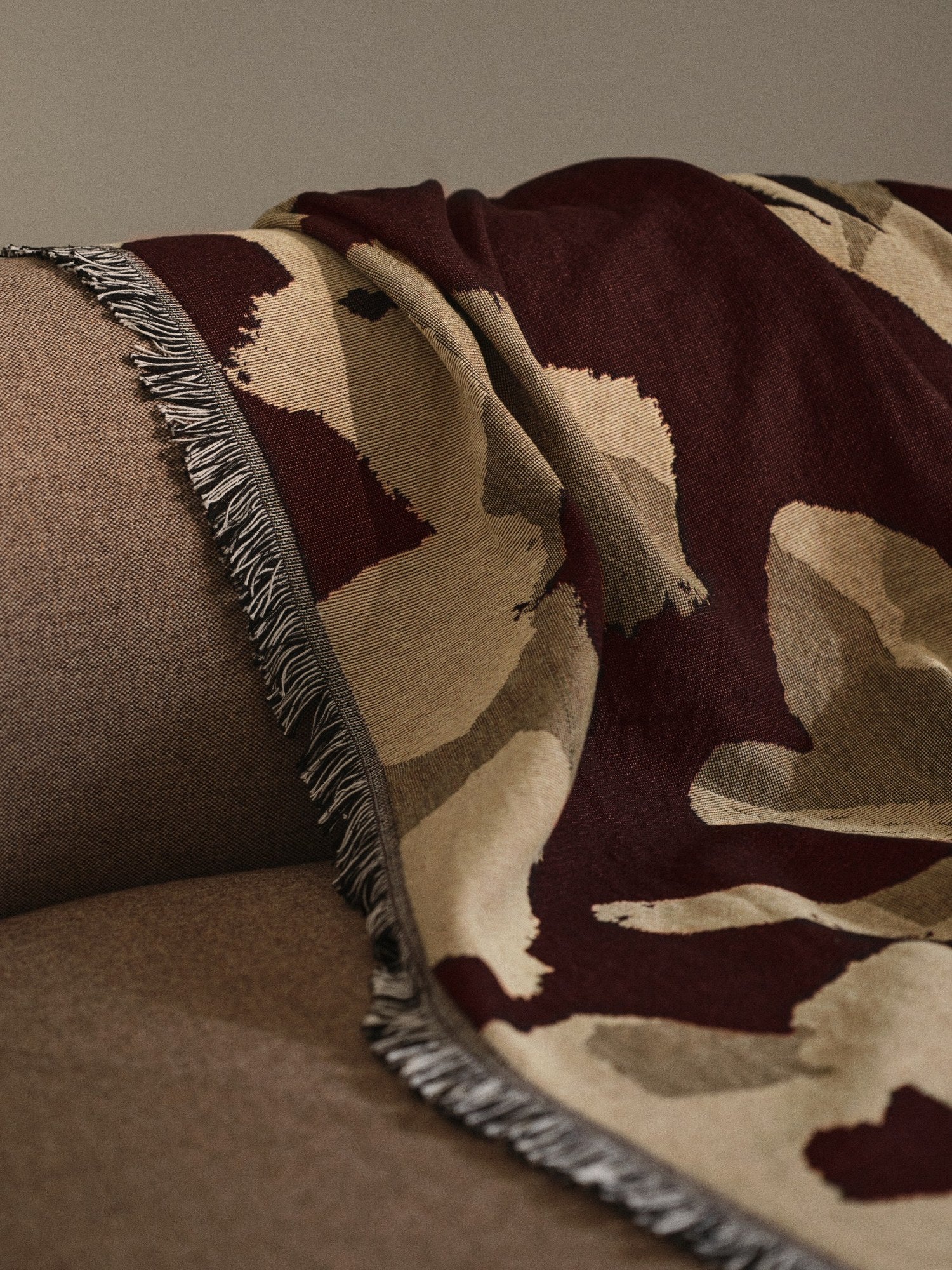 Ferm-Living-Cilla-Tapestry-Blanket-Dark-Pecan-miljo-1