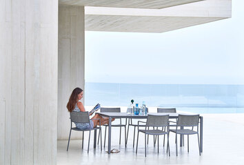 Less-chair,-pure-dining-table