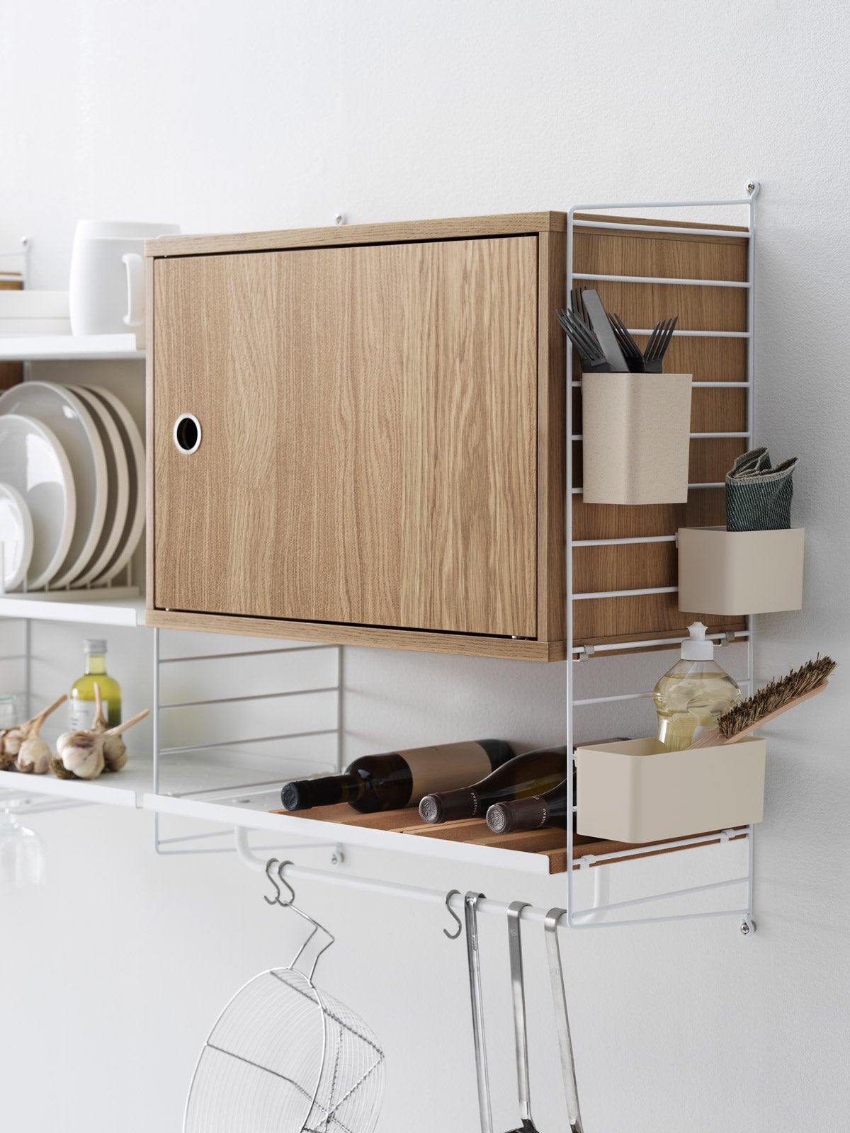 solution-string-system-kitchen-white-oak-beige-accessories_portrait