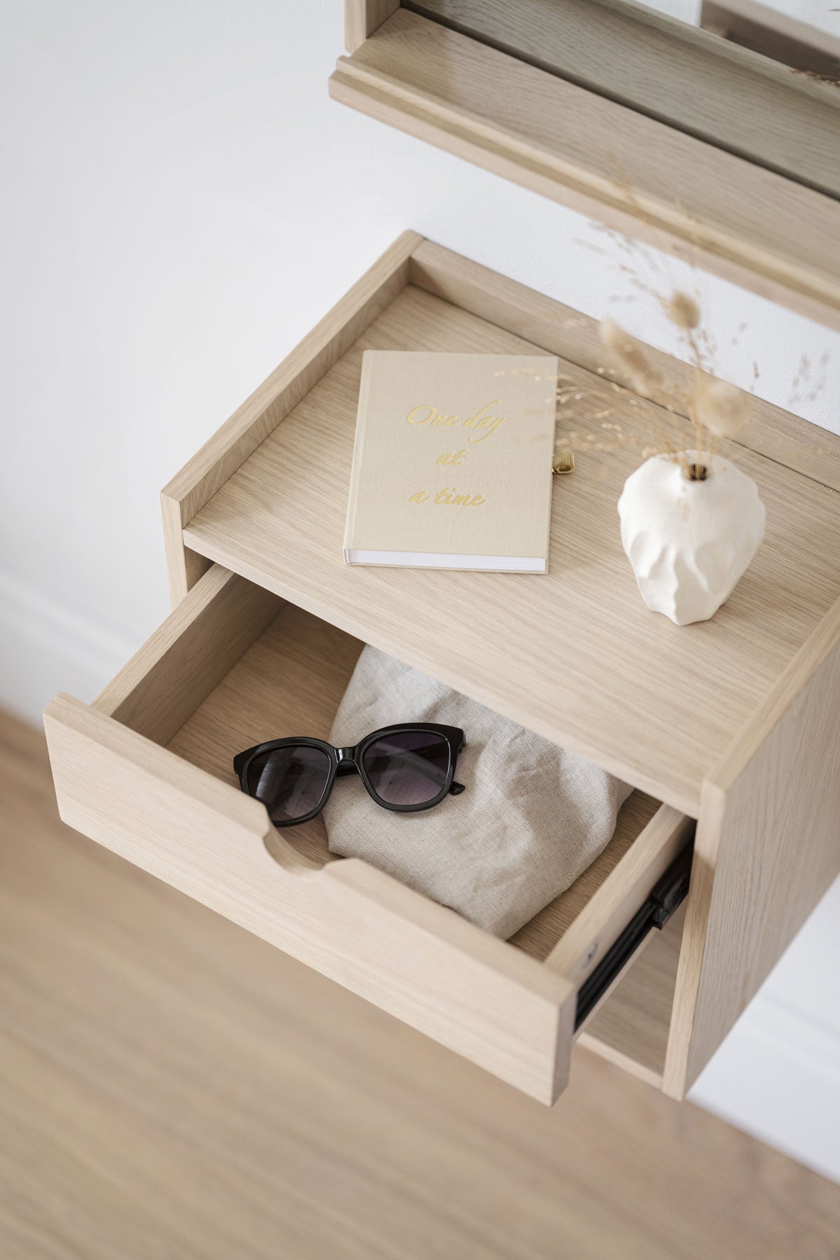 Hillmond-Vaggskap-Sangbord-Vitp.Ek-Miljo