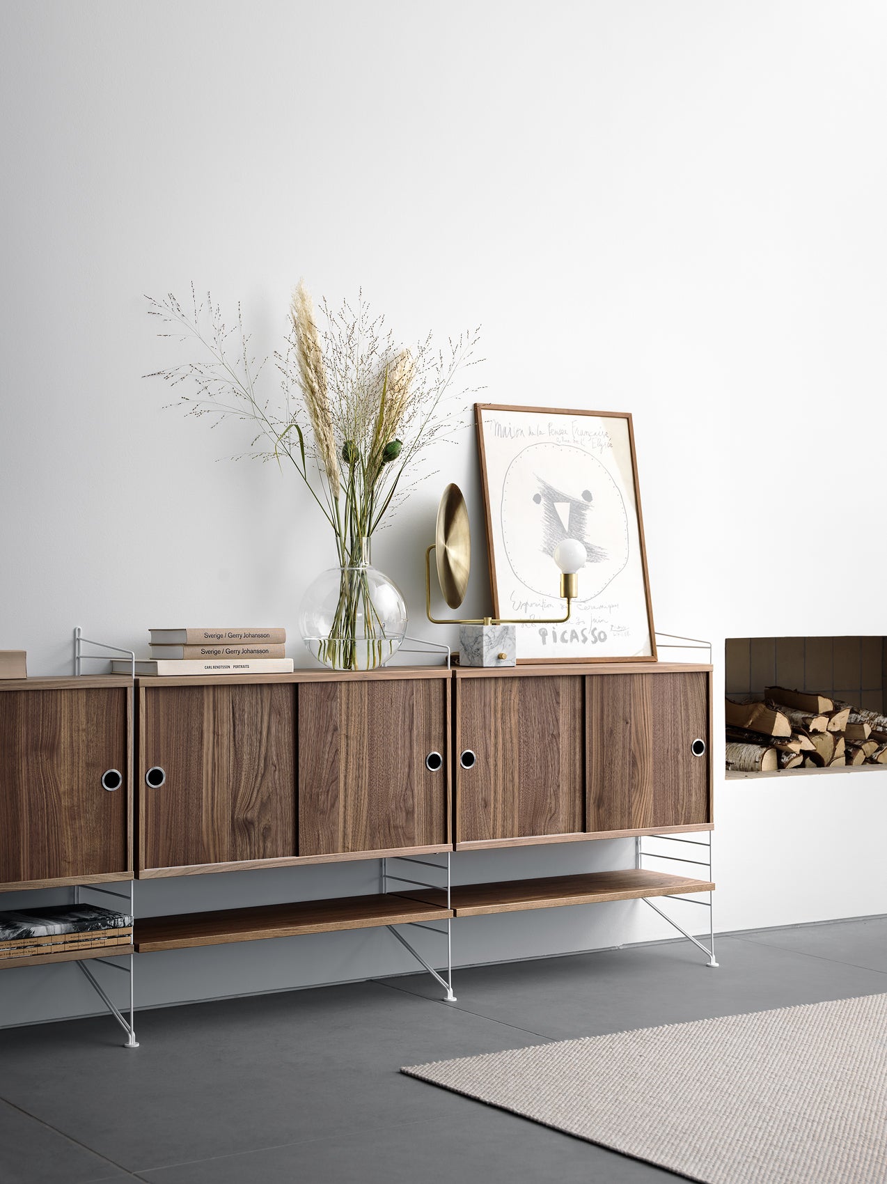 String-sideboard-vardagsrum-valnot