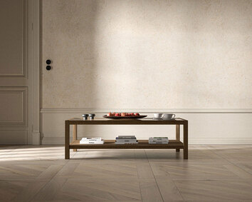 2000 Plus Sofabord i størrelsen 127×67 centimeter med lysestager, kopper, et frugtfad og en stak bøger