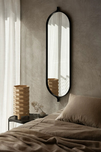 Comma-Spegel-Oval-Svartbetsad-Ask-Miljöbild