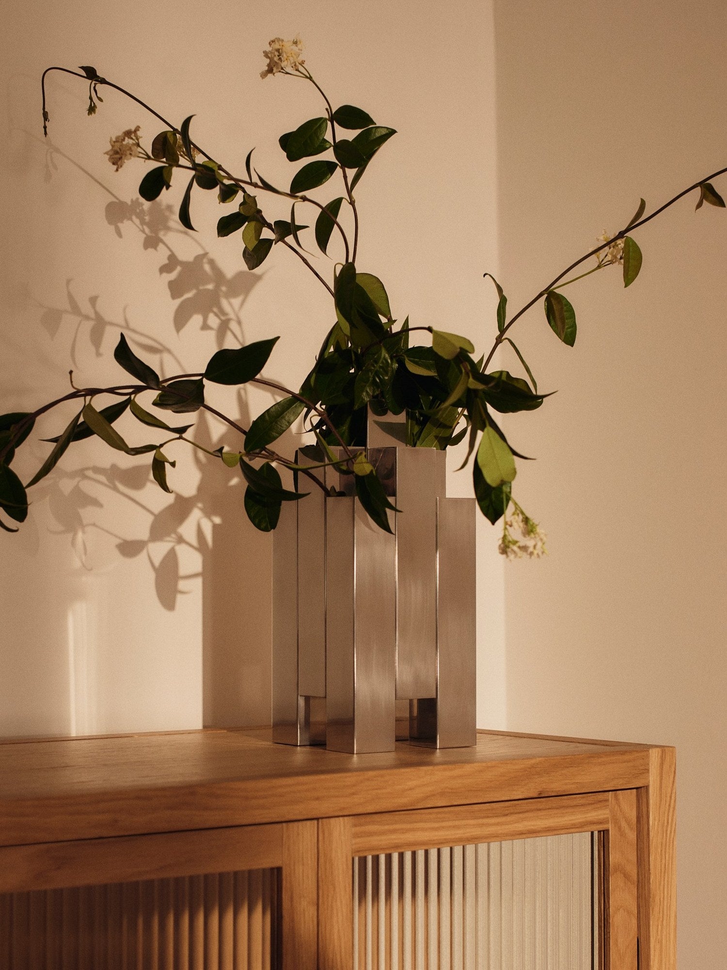 Ferm-Living-Tessera-Vase-3x3-Mirror-Polished-2405-miljo-1