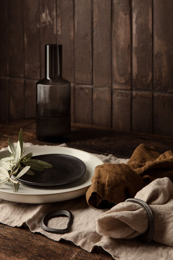 Ferm-Living-Flow-Servettringar-Svart-Massing-Miljo