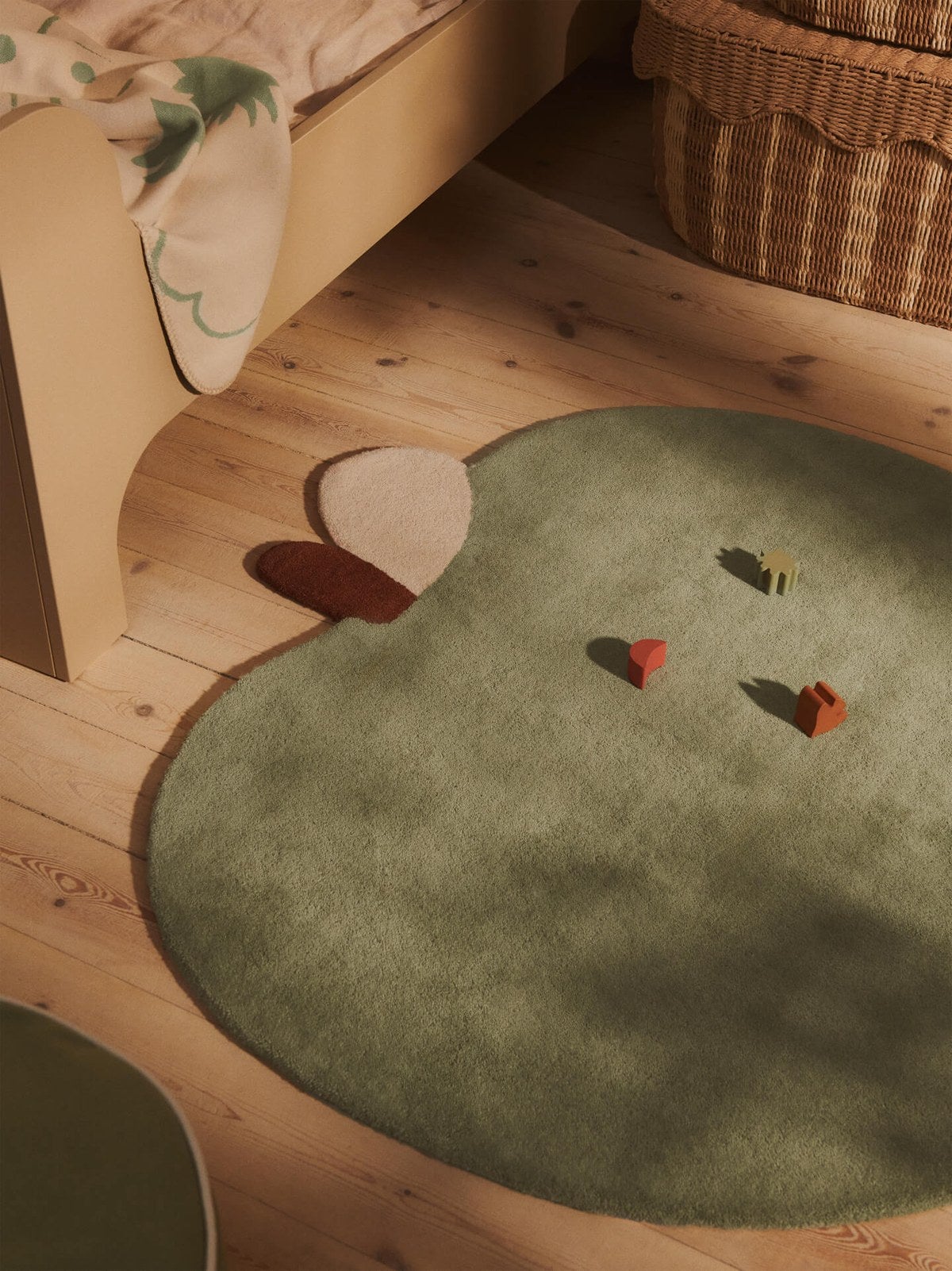 Ferm-Living-Apple-Matta-110x110-Tea-Green-miljo-1