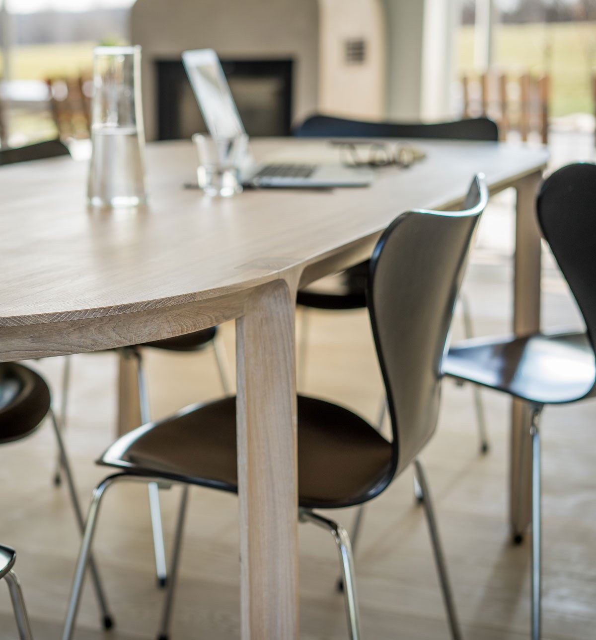 Mavis-Amor-Matbord-Ovalt-258-CM-Vit-Vaxolja-Miljöbild-02