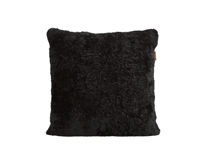 Alice-Farskinnsskudde-50x50-Svart
