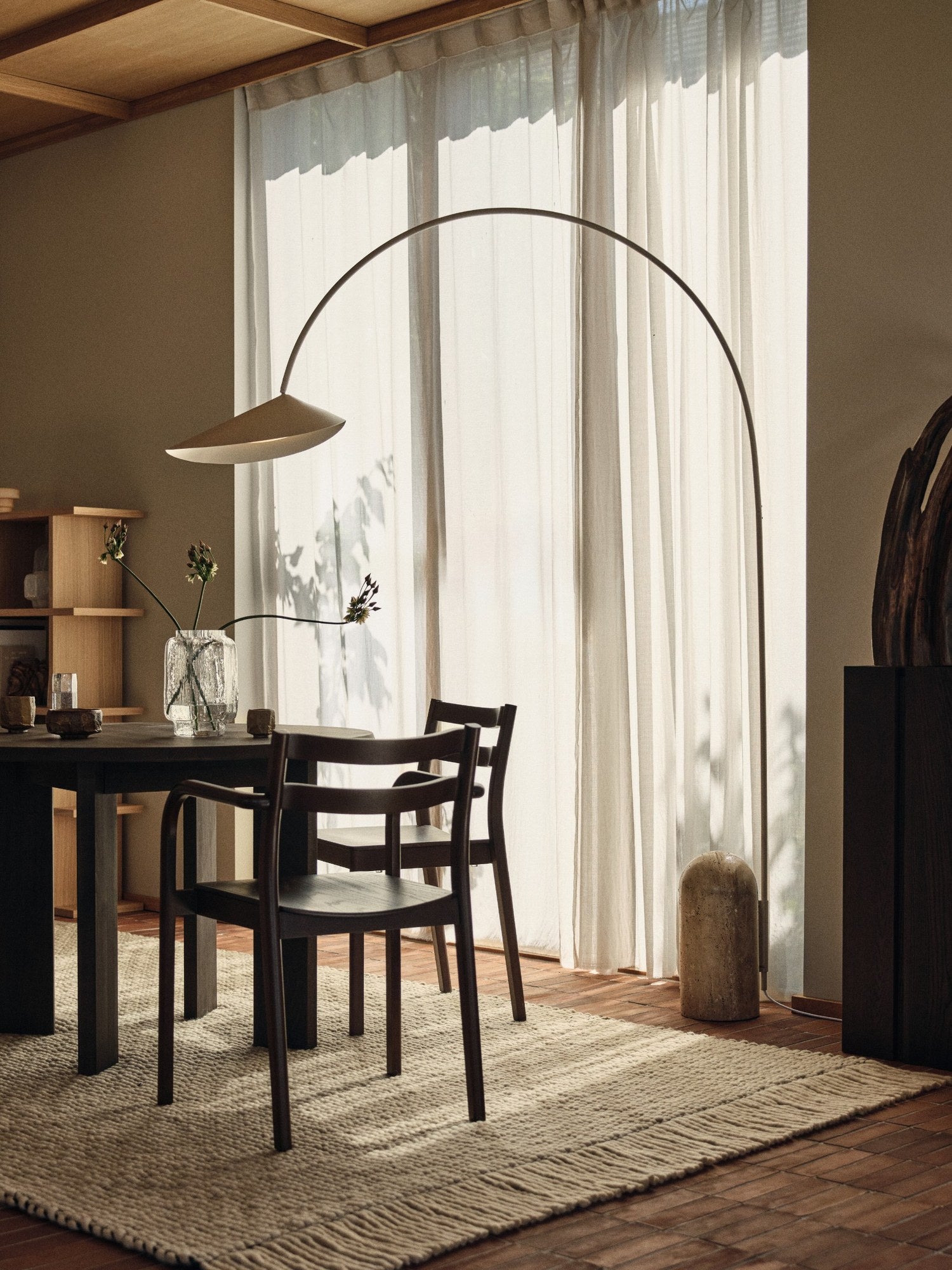 Ferm-Living-Arum-Arched-Floor-Lamp-Cashmere-miljo-1