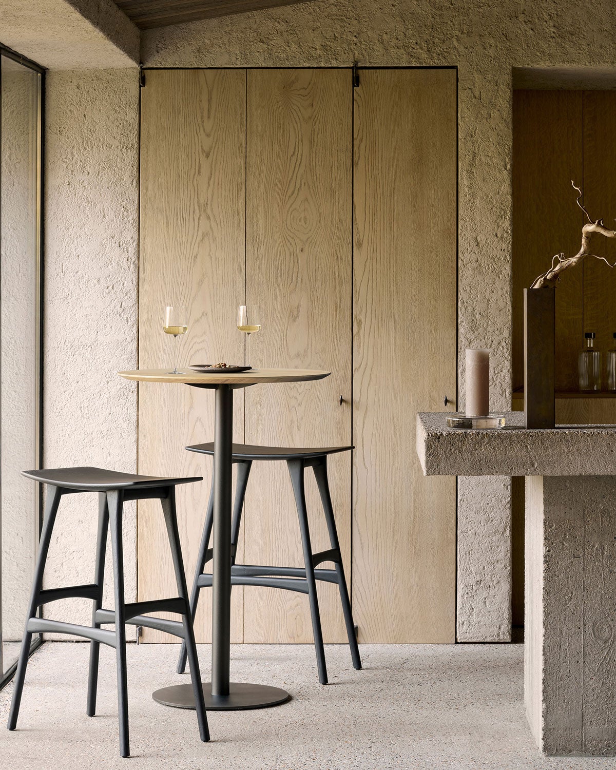 Ethnicraft-Blend-Bar-Table-Dark-Bronze-Varnished-Oak-Lifestyle