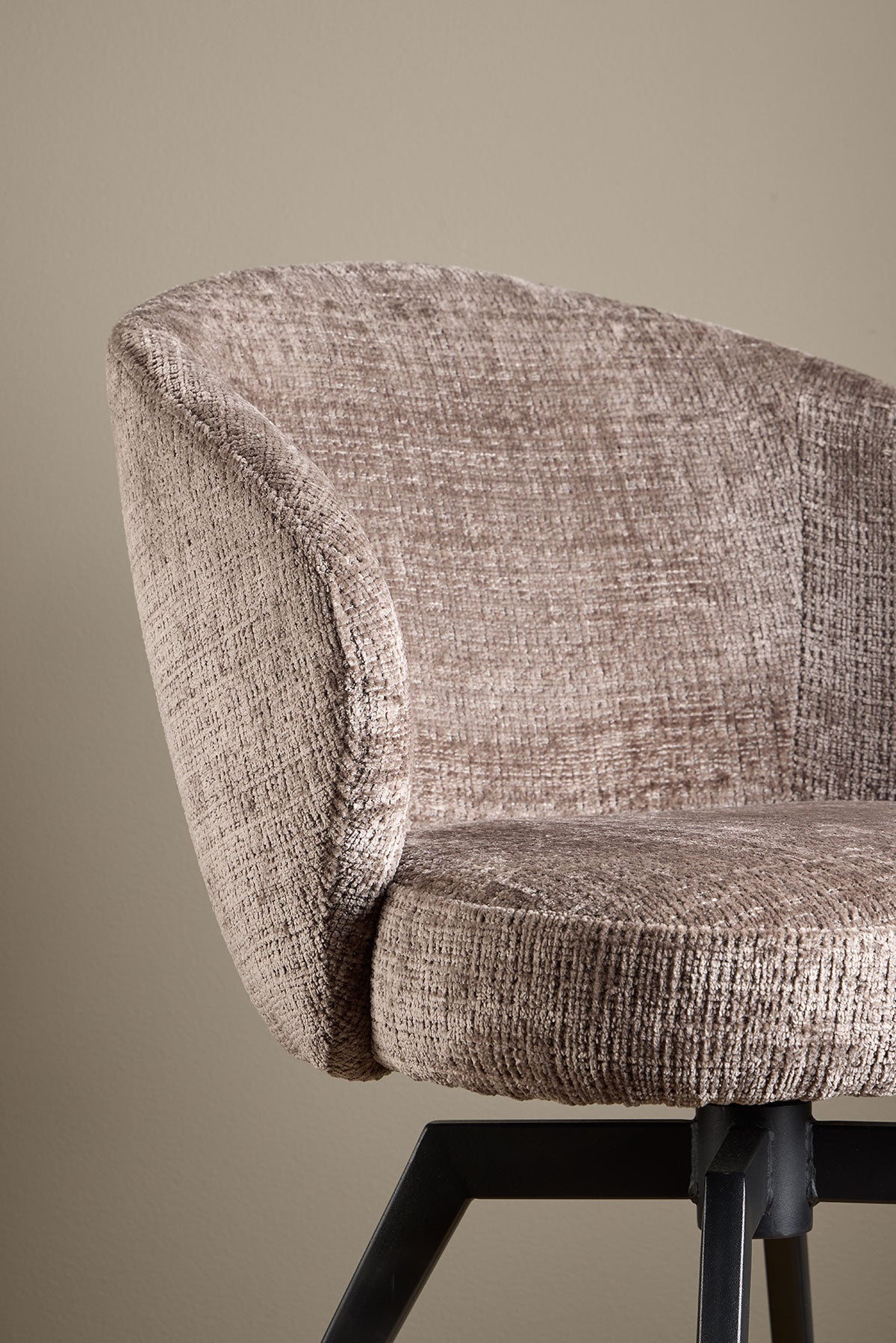 Actona-Darlene-Arm-Chair-Juto-Dusty-Brown-24-Swivel-Lifestyle