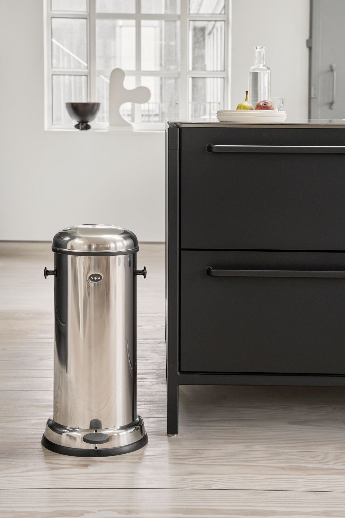 vipp-16-pedal-bin-stainless-steal-011