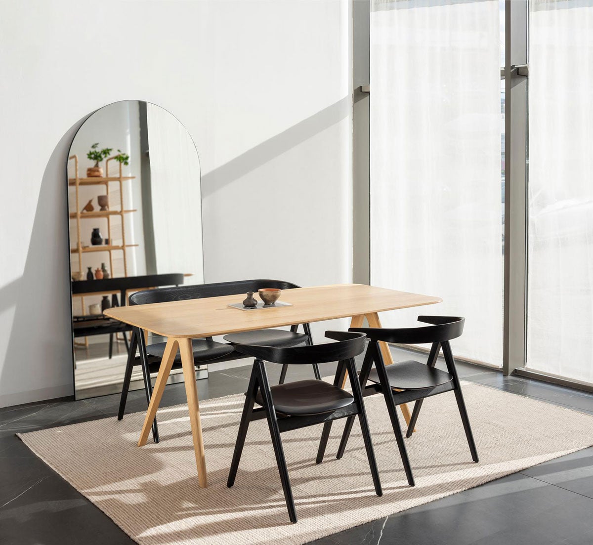 Ava Spisebord 160x90 i hvidolieret eg i spisestue med en bænk og to spisestole