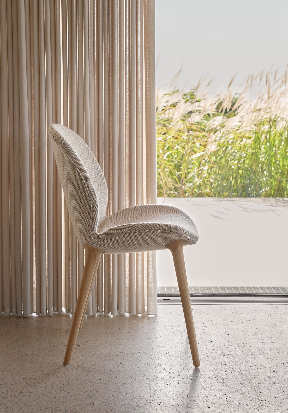 Vipp 462 Lodge Stol i stoffet Chestnut/Beige med lyse egetræben foran et vindue