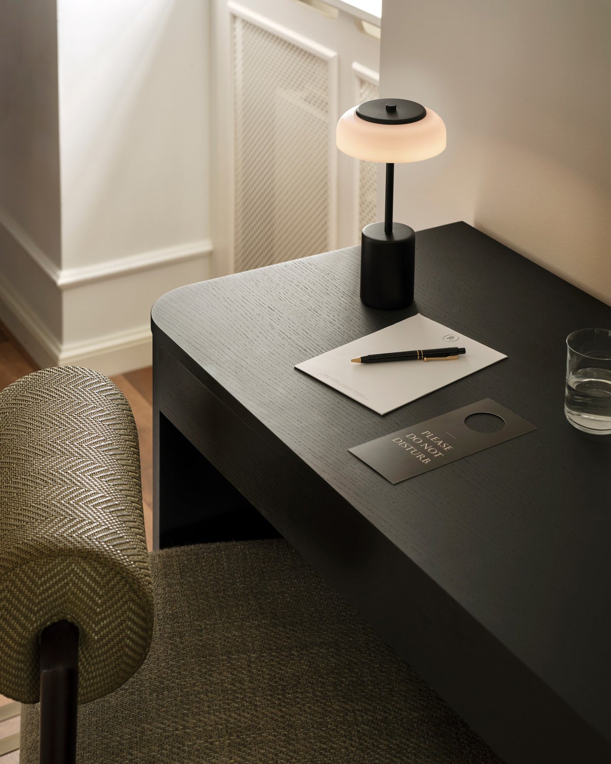 Nuura-Blossi-Table-Mini-Portable-Black-Opal-Lifestyle