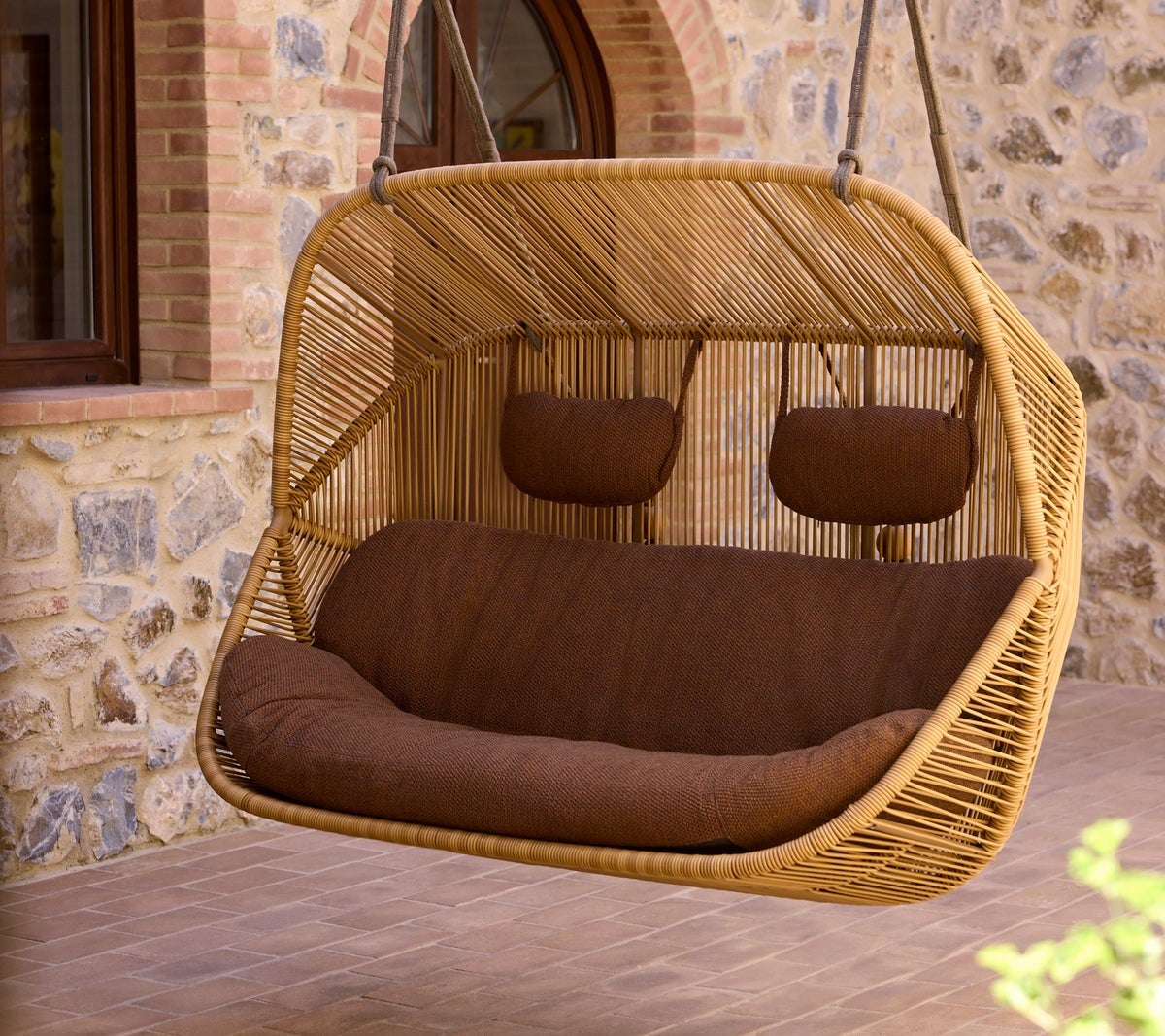 Hive_2-seater_sofa_6553_f3387019-ef7f-4cb8-93d9-b1d91ab2eaee-env