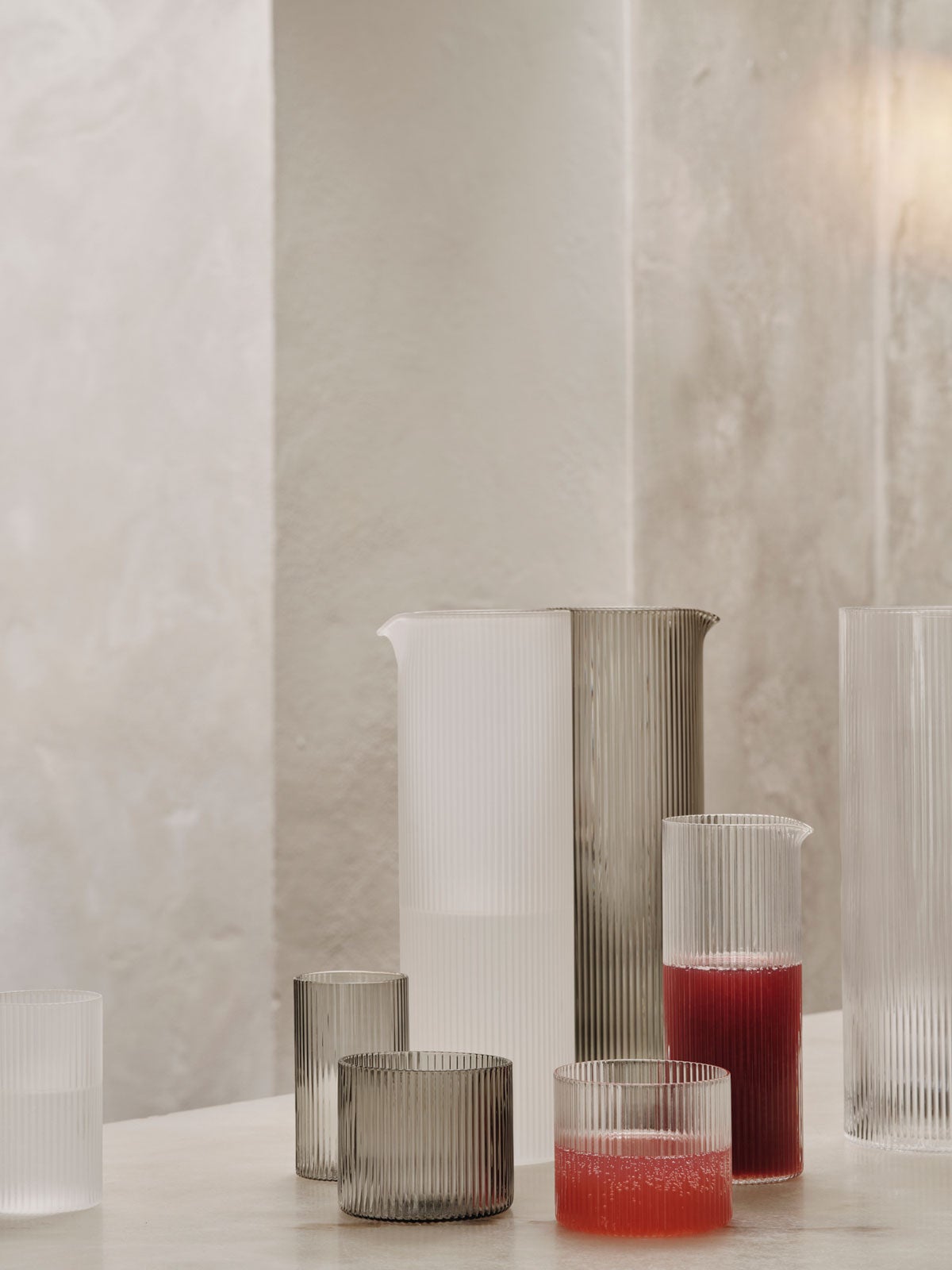 Ripple-Vattenkanna-Smoked-Grey-Frosted-Miljo