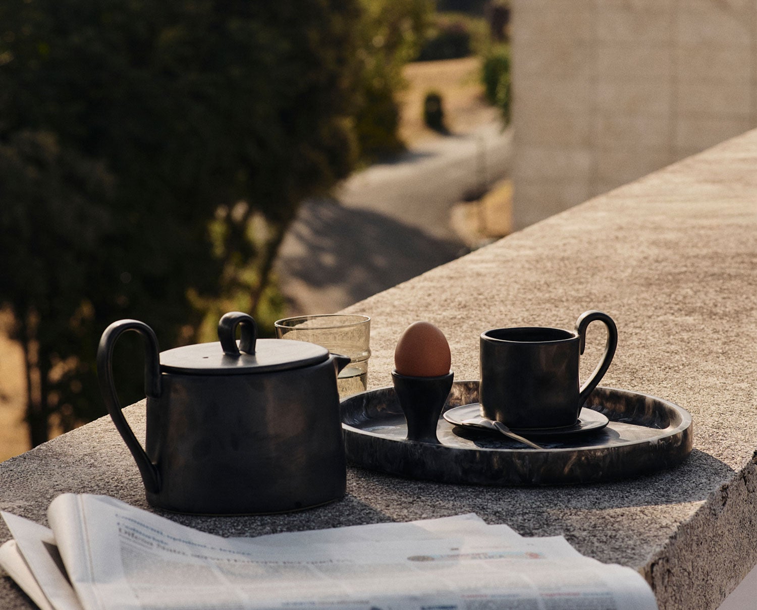fermliving-flowmug-with-saucer-black-lifestyle