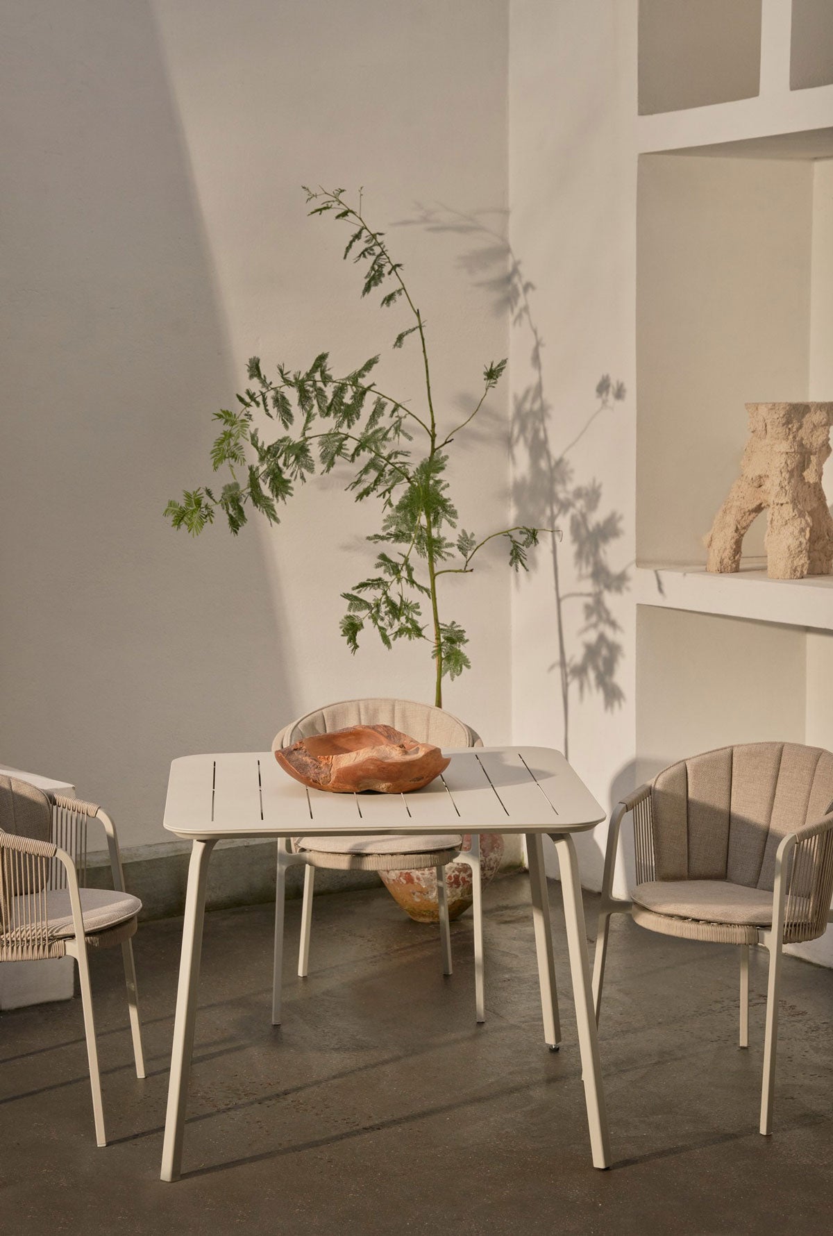 Vipp-732-Lagrasse-Dining-Table-Lifestyle